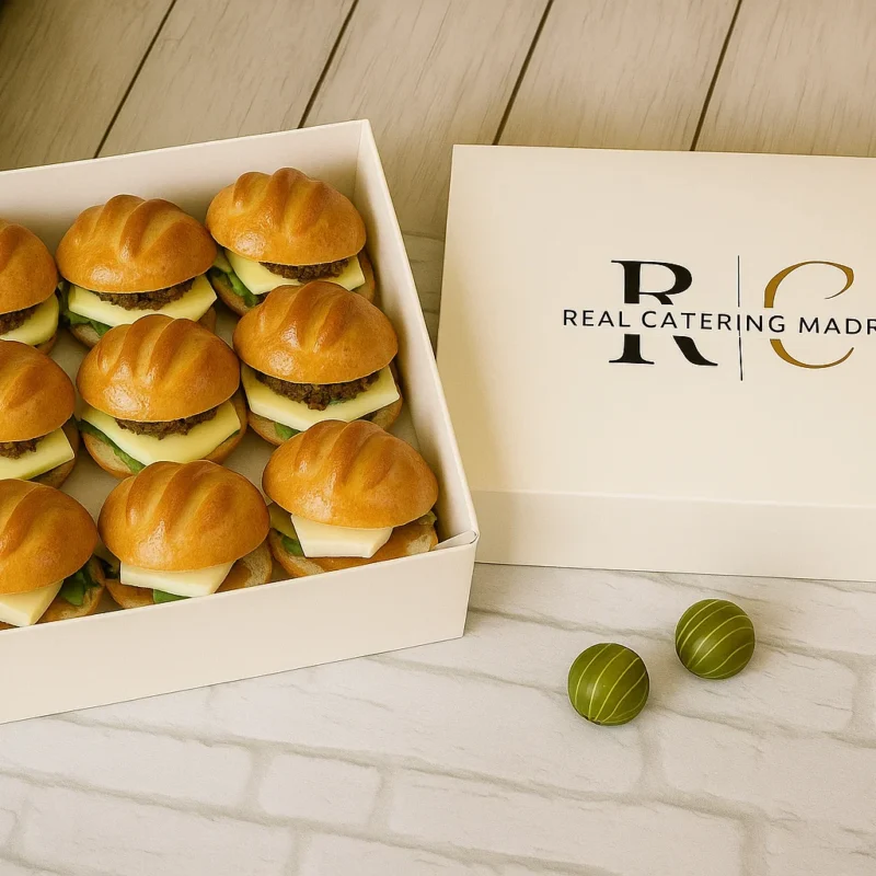 Bandeja 12 Mini Brioches Vegetarianos «Trío Mediterráneo»: Caprese, Feta vegano & Tortilla