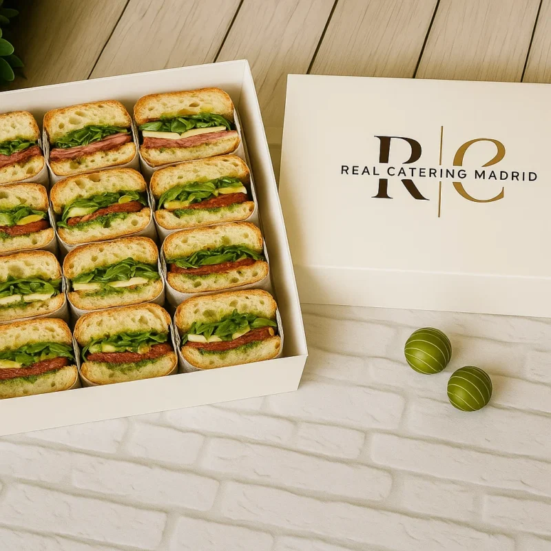 Bandeja 16 Mini Focaccias «Dúo de Horno» — Pastrami con tártara & Caprese al pesto