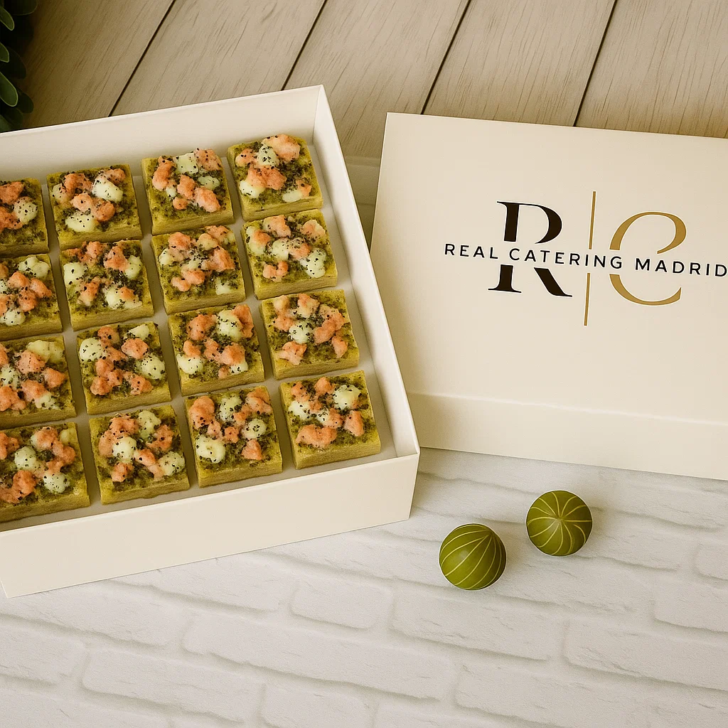 Bandeja 16 porciones de Coca «Salmón al horno» — con mozzarella fundida