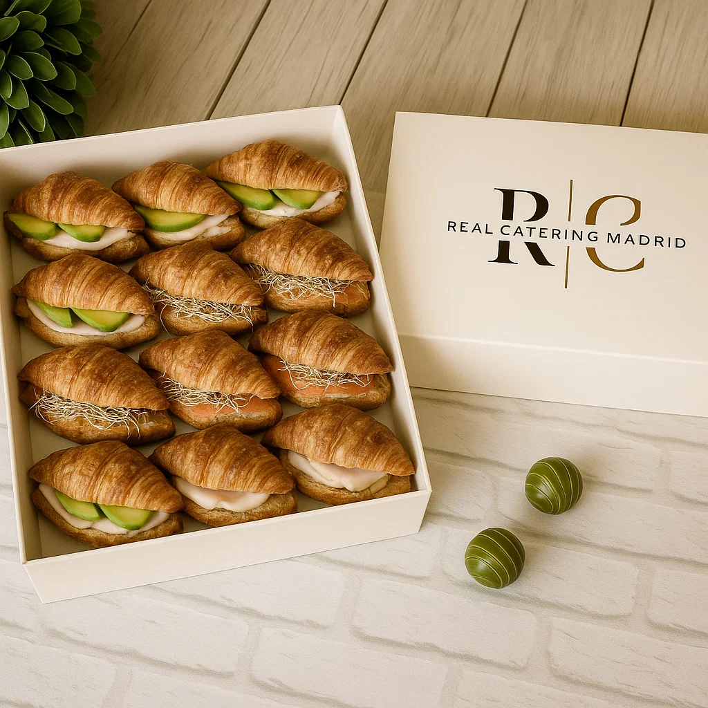 Bandeja 12 Mini Croissants Salados — pavo & aguacate, salmón con queso crema y brotes