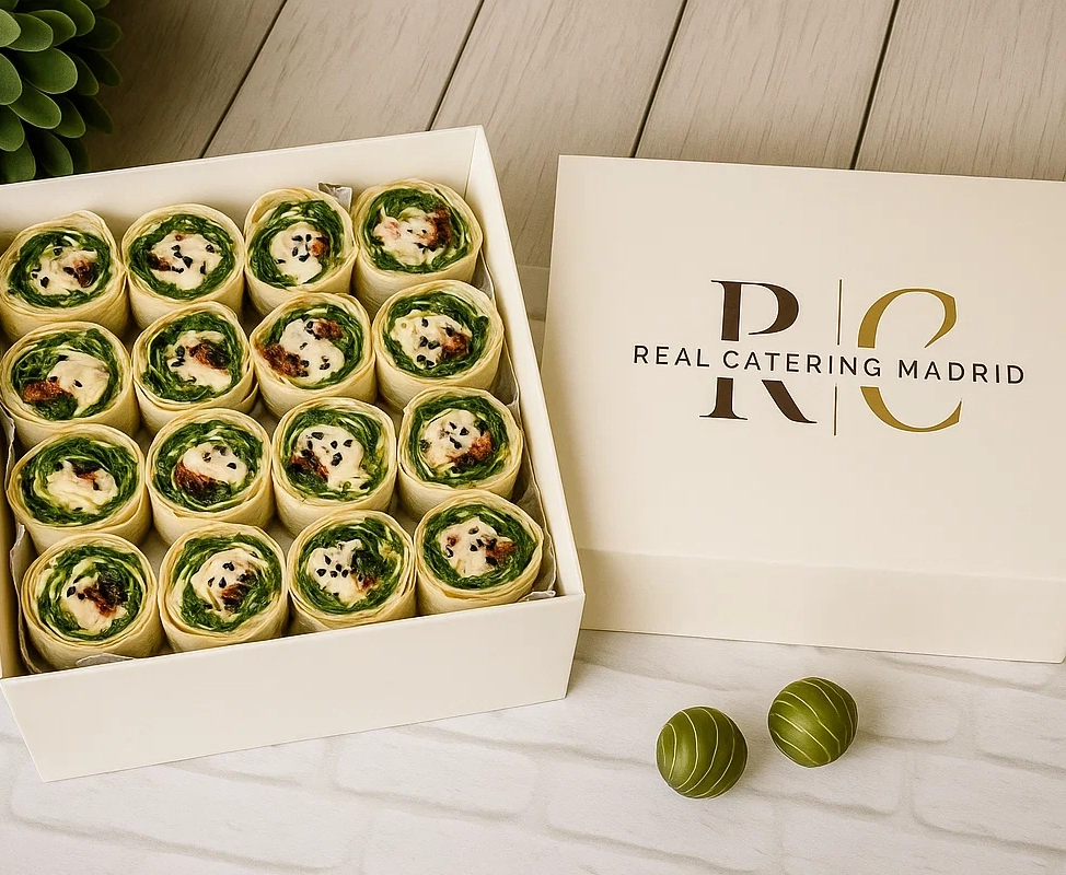 Bandeja 16 Mini Wraps de Pavo — cremosos con hojas verdes