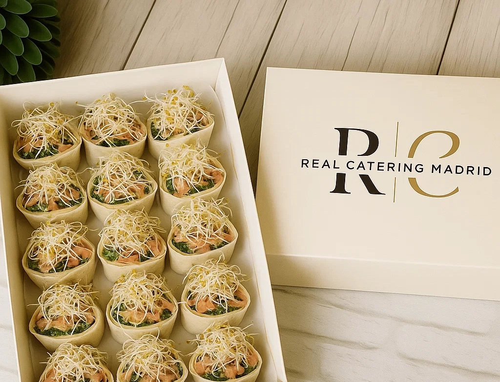 Bandeja 16 Mini Wraps de Salmón — con queso crema y brotes